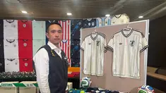 Seorang inspektur senior Departemen Bea Cukai dan Pajak Hong Kong, Wayne Chung, berpose untuk foto di kantor pusat mereka, North Point, Hong Kong, Kamis 11 Juni 2026. (AP Photo/Kanis Leung)