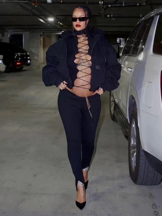 8 Gaya Rihanna Pamer Baby Bump Kehamilan Pertama, Tetap Stylish dengan Busana Serba Hitam