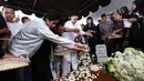 Jenazah aktor Ray Sahetapy dikebumikan di TPU Tanah Kusir, Jakarta Selatan, pada Jumat (4/4/2025). (KapanLagi.com/Budy Santoso)