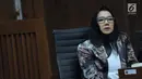 Terdakwa dugaan gratifikasi dan suap pemberian izin lokasi perkebunan kelapa sawit, Rita Widyasari saat mengikutii sidang lanjutan di Pengadilan Tipikor, Jakarta, Selasa (3/4). Sidang mendengar keterangan saksi. (Liputan6.com/Helmi Fithriansyah)