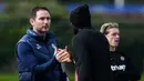 Pelatih Chelsea, Frank Lampard, bersalaman dengan pemain saat sesi latihan jelang laga Liga Champions melawan Real Madrid di London, (11/4/2023). Optimisme tinggi diapungkan manajer Chelsea, Frank Lampard menjelang pertemuan kontra Real Madrid. (AFP/Daniel Leal)