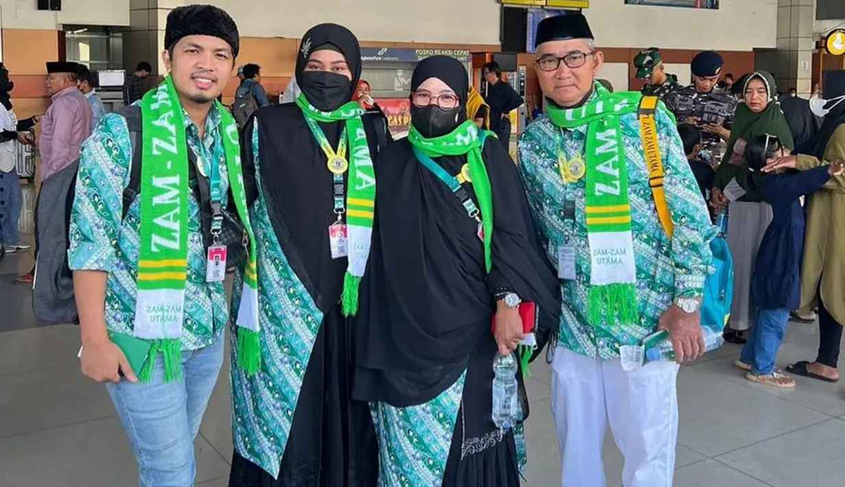 Dalam unggahan di akun Instagram, Evi Masamba bersama keluarga terlihat menggunakan seragam yang sama. Penampilan wanita 31 tahun ini pun berhasil mencuri perhatian netizen. (Liputan6.com/IG/@evi_masamba_real)