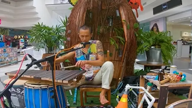 Seorang seniman sulap limbah Kepulauan Mauritius menjadi alat musik.