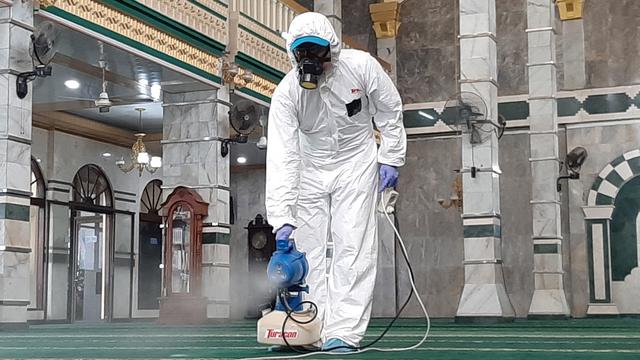 Penyemprotan disinfektan Masjid Al Munawwar Pasar Minggu, Jakarta Selatan.