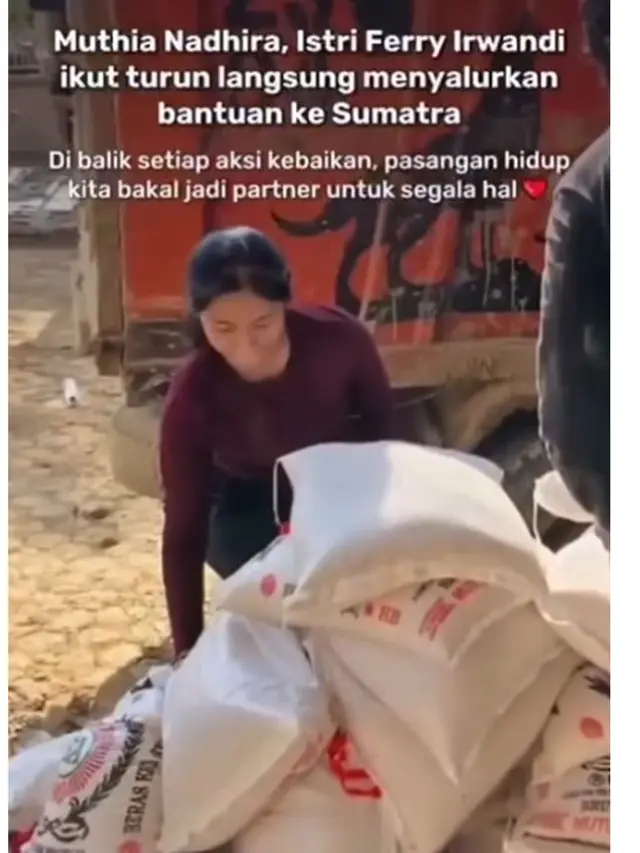 6 Potret Muthia Nadhira Istri Ferry Irwandi Ikut Jadi Relawan Banjir Sumatera