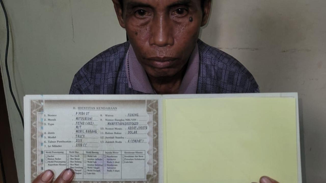 Lantas warga Dusun Prabalan, Desa Tamansari, Kecamatan Mumbulsari, Jember  tunjukan BPKB truk miliknya yang dilelang Kejaksaan Negeri Situbondo (Istimewa)