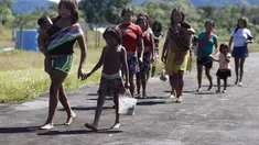 Masyarakat pribumi berjalan untuk melakukan konsultasi medis di Negara Bagian Roraima, Brasil (30/6/2020). Tim medis militer Brasil menyediakan perawatan medis bagi masyarakat pribumi mulai 30 Juni hingga 5 Juli, termasuk tes COVID-19. (Xinhua/Lucio Tavora)