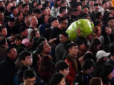 Orang-orang menunggu untuk pemeriksaan tiket di Stasiun Kereta Selatan Guangzhou saat arus mudik Tahun Baru Imlek di Guangzhou, Provinsi Guangdong, China selatan (16/1/2020). Tahun Baru Imlek jatuh pada 25 Januari tahun ini. (Xinhua/Liu Dawei)