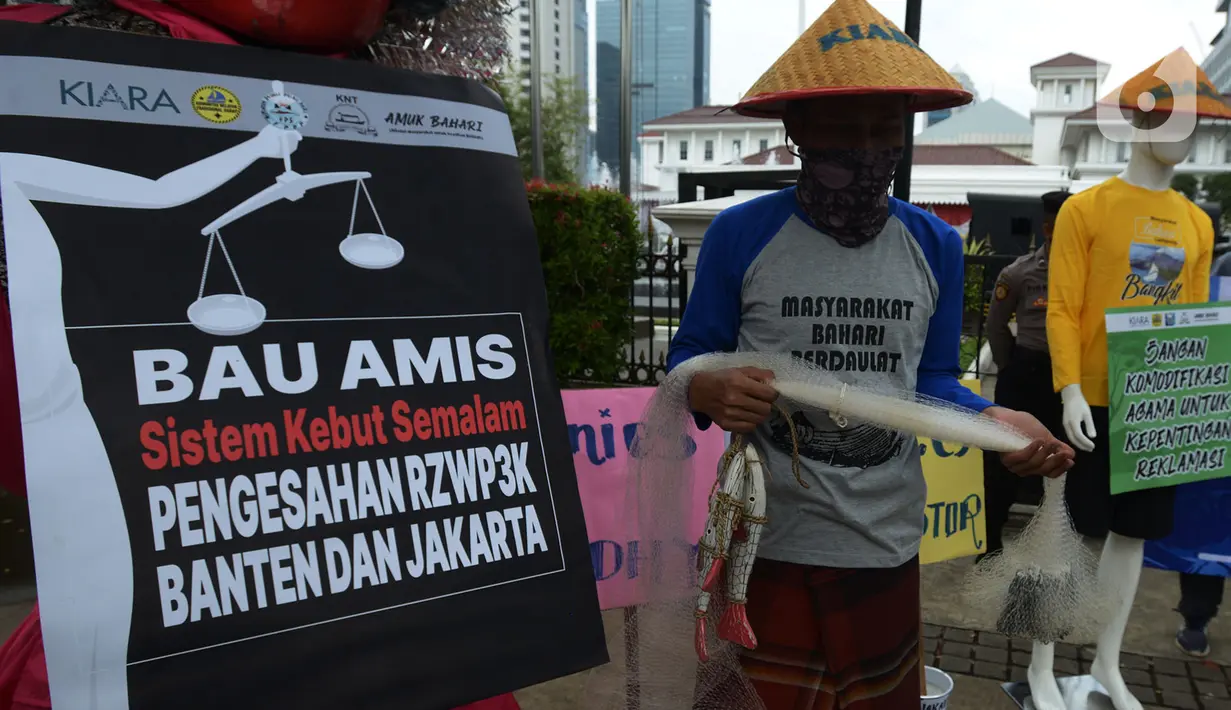 Aktivis dari Koalisi Rakyat untuk Keadilan Perikanan (KIARA) melakukan unjuk rasa di depan Balai Kota DKI Jakarta, Rabu (15/7/2020). Mereka menolak reklamasi Ancol dengan menuntut Gubernur DKI Jakarta segera mencabut Kepgub Nomor 237 Tahun 2020. (merdeka.com/Imam Buhori)
