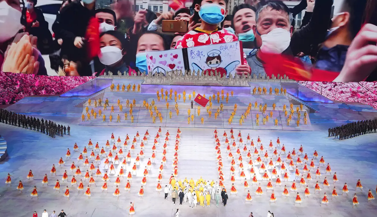 Para pemain ambil bagian dalam pertunjukan gala menjelang peringatan 100 tahun berdirinya Partai Komunis China di Beijing, China, 28 Juni 2021. Partai Komunis China akan merayakan HUT ke-100 pada 1 Juli 2021. (AP Photo/Ng Han Guan)