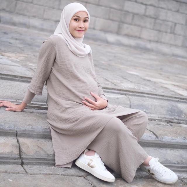 Beda Gaya 5 Artis Saat Pamer Baby Bump, Cantik Memesona