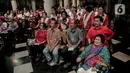 Jemaat melaksanakan misa malam Natal di Gereja Katedral, Jakarta, Selasa (24/12/2019). Jemaat tampak khidmat dalam mengikuti prosesi ibadah tersebut. (Liputan6.com/Faizal Fanani)