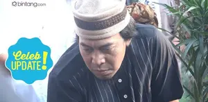 Ustaz Subki Al Bughury hadir di rumah duka dan melihat dua anak laki-laki Komeng yang sangat tegar, meskipun baru saja kehilangan adik tercintanya.
