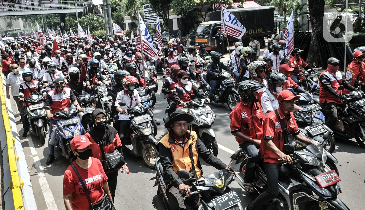 Aksi konvoi massa yang tergabung dalam Konfederasi Serikat Buruh Seluruh Indonesia (KSBSI) di Jalan Medan Merdeka Barat, Jakarta, Senin (12/10/2020). Ratusan massa buruh ini hendak berunjuk rasa menolak pengesahan omnibus law Undang-Undang Cipta Kerja di Istana Negara. (merdeka.com/Iqbal S Nugroho)
