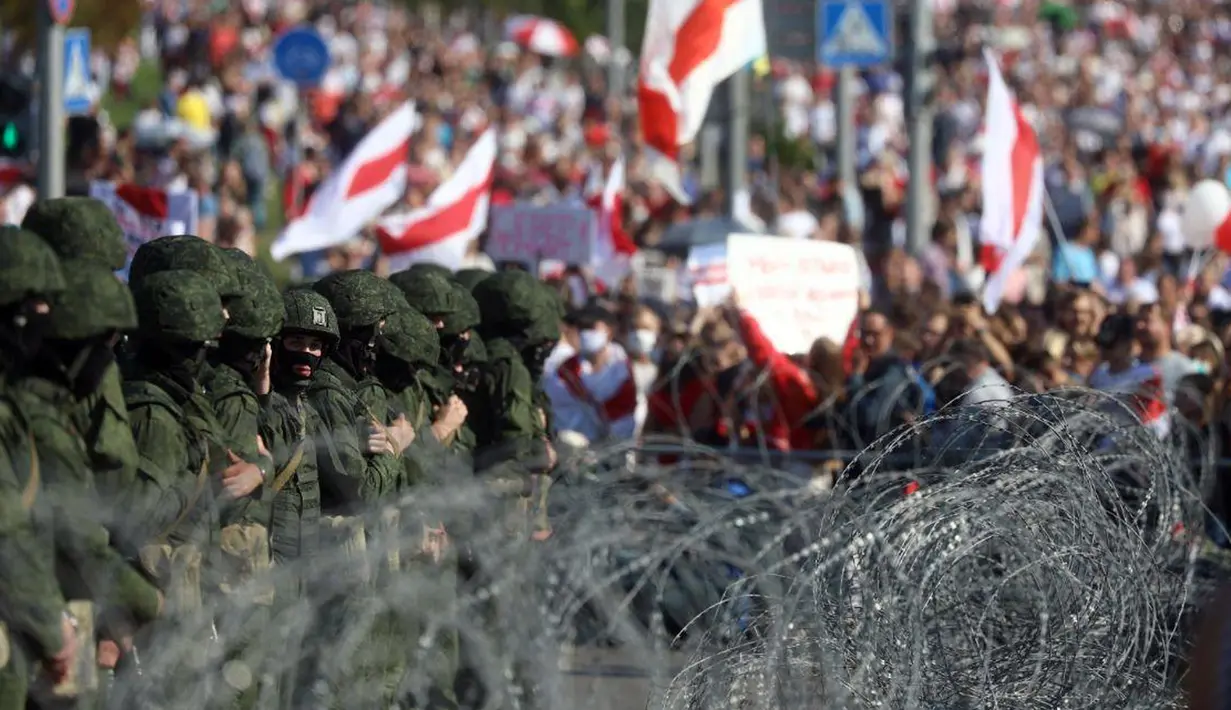 Pendukung oposisi Belarusia berunjuk rasa di Minsk, Belarusia, Minggu (30/8/2020). Puluhan ribu demonstran berkumpul untuk menuntut agar Presiden Belarusia Alexander Lukashenko mengundurkan diri. (AP Photo)