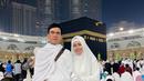 Dengan mengenakan kain ihram, pasangan suami istri ini berfoto di depan Kabah. Meggy mengaku akhirnya mimpinya bisa terwujud berangkat melaksanakan umrah bersama dengan sang suami, Mamad Muhammad.
(Liputan6.com/IG/@meggywulandari_real)