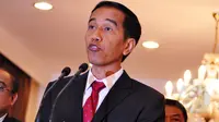 Presiden Jokowi memberikan keterangan pers di Bandara Halim Perdanakusuma, Jakarta. (Liputan6.com/Faizal Fanani)
