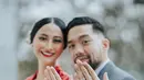 Dalam unggahan di Instagram, wanita asal Surabaya ini juga memamerkan cincin pernikahan. Keduanya pun diketahui masih akan menetap di Swiss sementara waktu sebelum kembali ke Indonesia. (Liputan6.com/IG/@ayumaulida97)