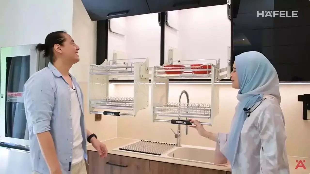 Potret dapur Roger Danuarta dan Cut Meyriska (Sumber: YouTube/Hafele Indonesia)