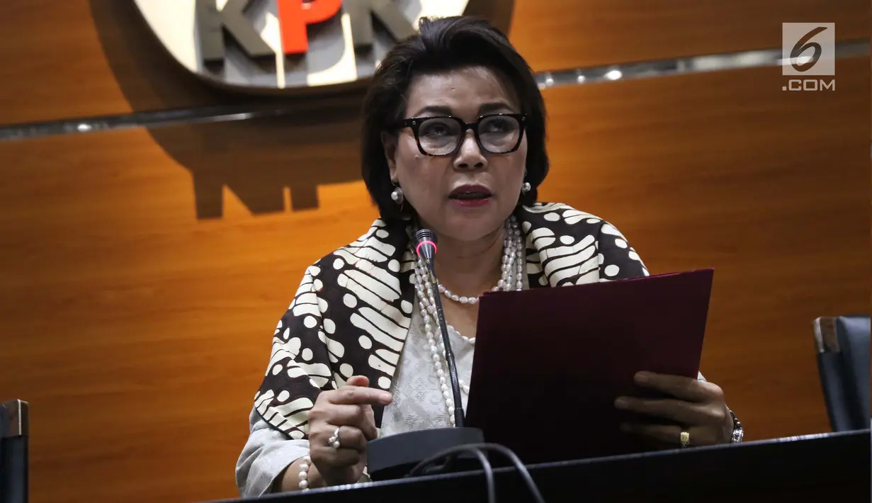Wakil Ketua KPK, Basaria Panjaitan memberi keterangan hasil Operasi Tangkap Tangan (OTT) terkait pengisian jabatan perangkat daerah di lingkungan Pemkab Kudus, Gedung KPK Jakarta, Sabtu (27/7/2019). KPK menetapkan tiga tersangka, termasuk Bupati Kudus, M Tamzil. (Liputan6.com/Helmi Fithriansyah)