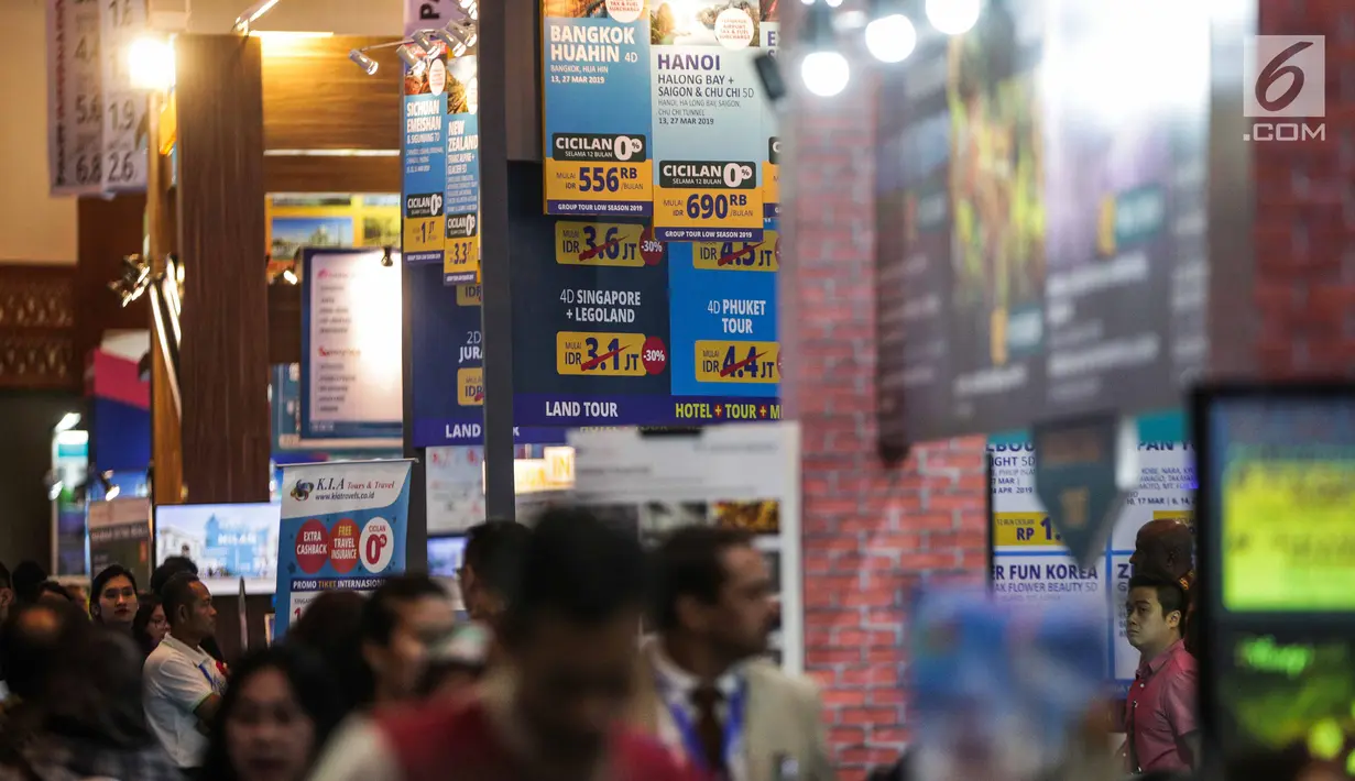 Pengunjung memadati acara Astindo Travel Fair 2019 di JCC Senayan, Jakarta, Jumat (22/2). Sejumlah badan promosi parawisata mancanegara ikut dalam Astindo Travel Fair 2019. (Liputan6.com/Faizal Fanani)