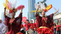 Sejumlah peserta parade membanjiri Bundaran Hotel Indonesia, Jakarta, Minggu, (6/9/2015). Parade tersebut dalam rangka memperingati Hari Pelanggan Nasional yang diperingati setiap 4 September. (Liputan6.com/Helmi Afandi) 