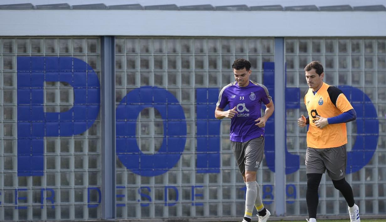 Casillas merasa tidak enak badan dan memilih untuk meninggalkan rekan-rekannya untuk menuju ruang ganti. (AFP/Miguel Riopa)