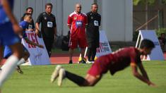 Legenda sepak bola Brasil, Roberto Carlos beraksi sebagai pelatih pada Fourfeo Mini Tournament yang diikuti pemain U-16 saat BRImo Future Garuda di Stadion Madya Senayan, Jakarta, Kamis (01/06/2023). (Bola.com/Bagaskara Lazuardi)