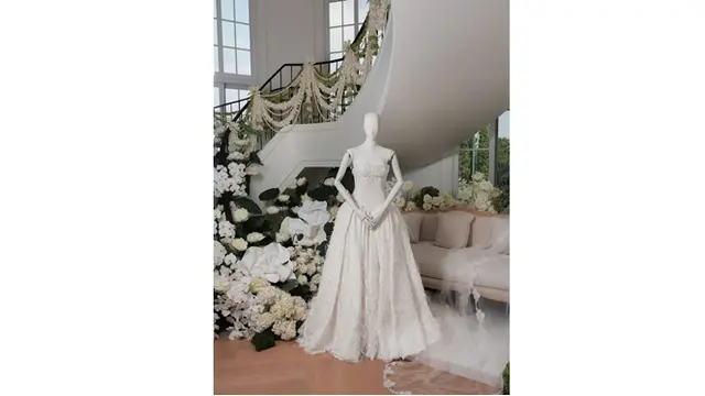 6 Potret Dekorasi Tangga Pernikahan Davika Hoorne, Elegan Bernuansa Putih Klasik