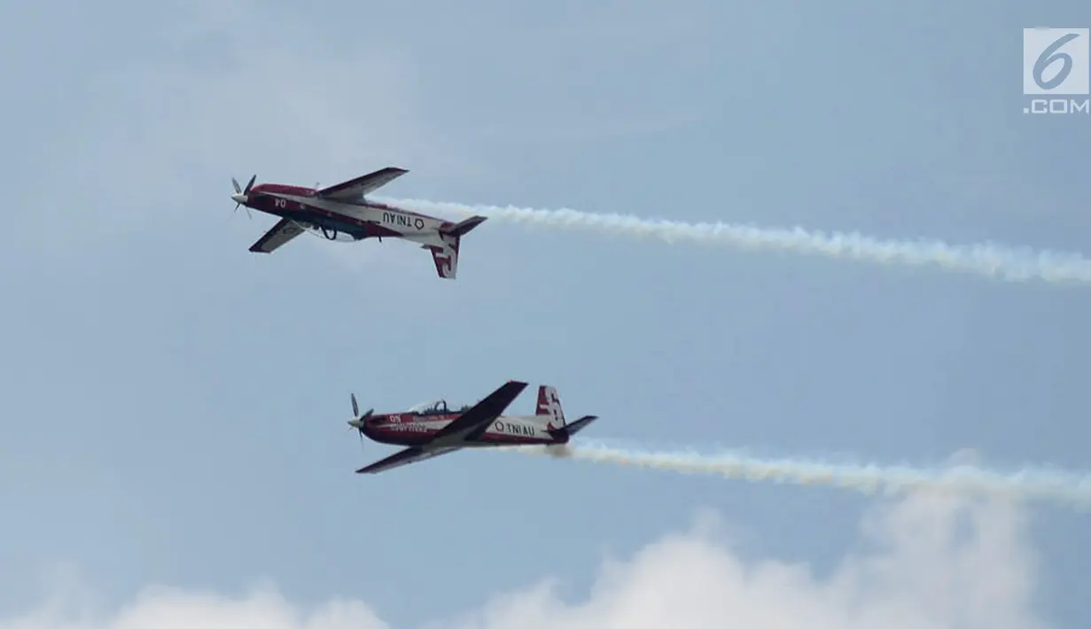 Tim aerobatik Jupiter bermanuver ekstrem saat memeriahkan puncak perayaan HUT ke-72 TNI AU di Lanud Halim Perdanakusuma, Jakarta, Senin (9/4). (Merdeka.com/Iqbal Nugroho)