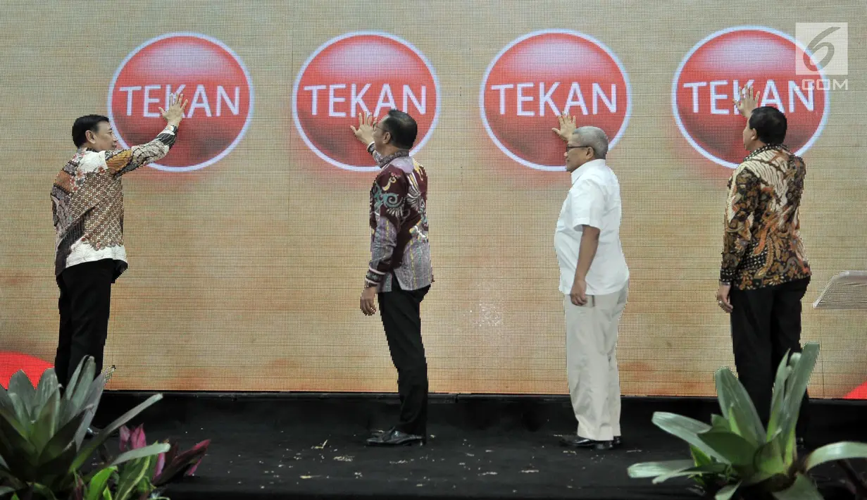Menko Polhukam Wiranto (kiri) saat launching buku Indeks Demokrasi Indonesia (IDI) dan Penghargaan IDI 2017 di Jakarta, Kamis (13/12). Menurut BPS, tak ada provinsi di Indonesia yang nilai indeks demokrasinya tergolong buruk. (Merdeka.com/Iqbal Nugroho)