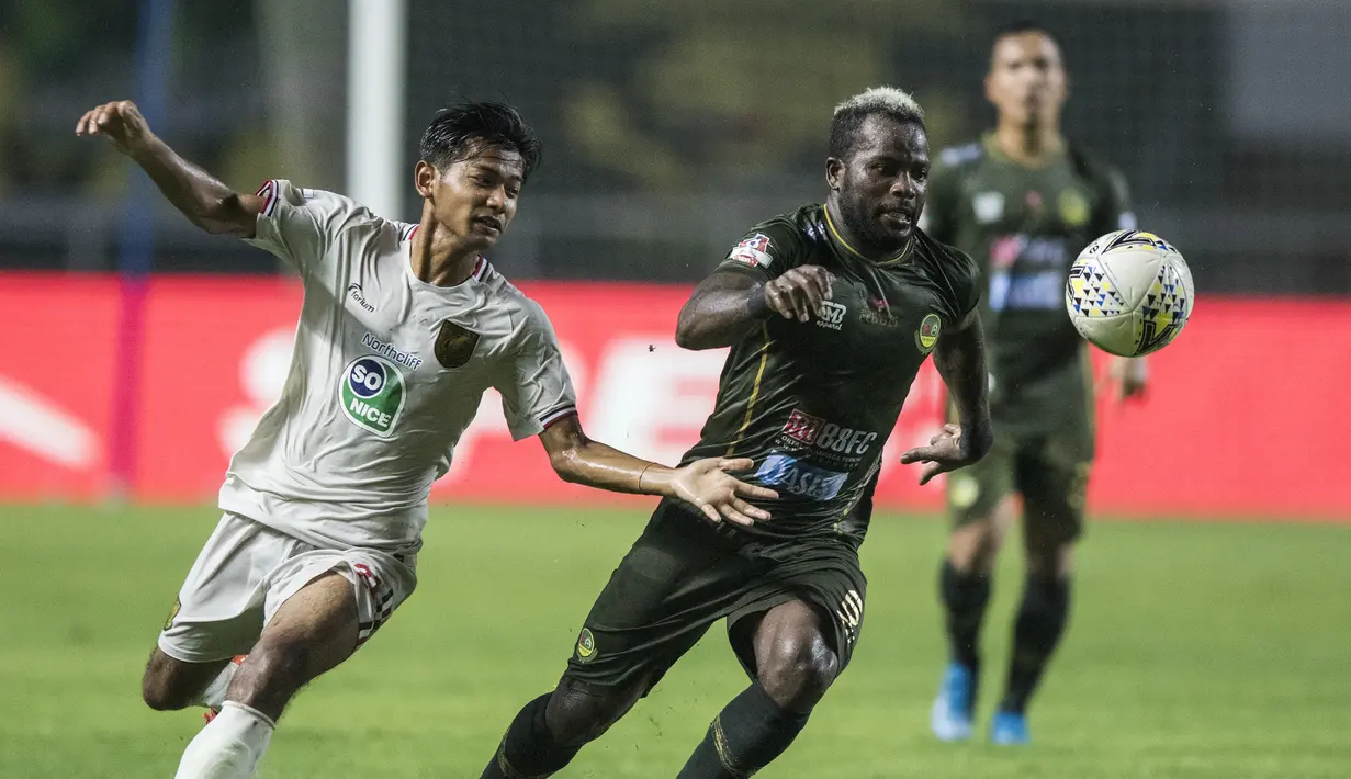 Gelandang Tira Persikabo, Essengue Parfait, berebut bola dengan gelandang Persela Lamongan, Sugeng Efendi, pada laga Liga 1 di Stadion Pakansari, Bogor, Senin (16/12). Kedua klub bermain imbang 1-1. (Bola.com/Vitalis Yogi Trisna)