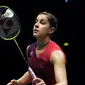 Pebulutangkis tunggal puteri Spanyol, Carolina Marin mengambil bola saat laga melawan Hera Desi (Indonesia) di BCA Indonesia Open 2016 di Istora Senayan Jakarta, Selasa (31/5/2016). Carolina Marin menang 21-18, 21-11. (Liputan6.com/Helmi 