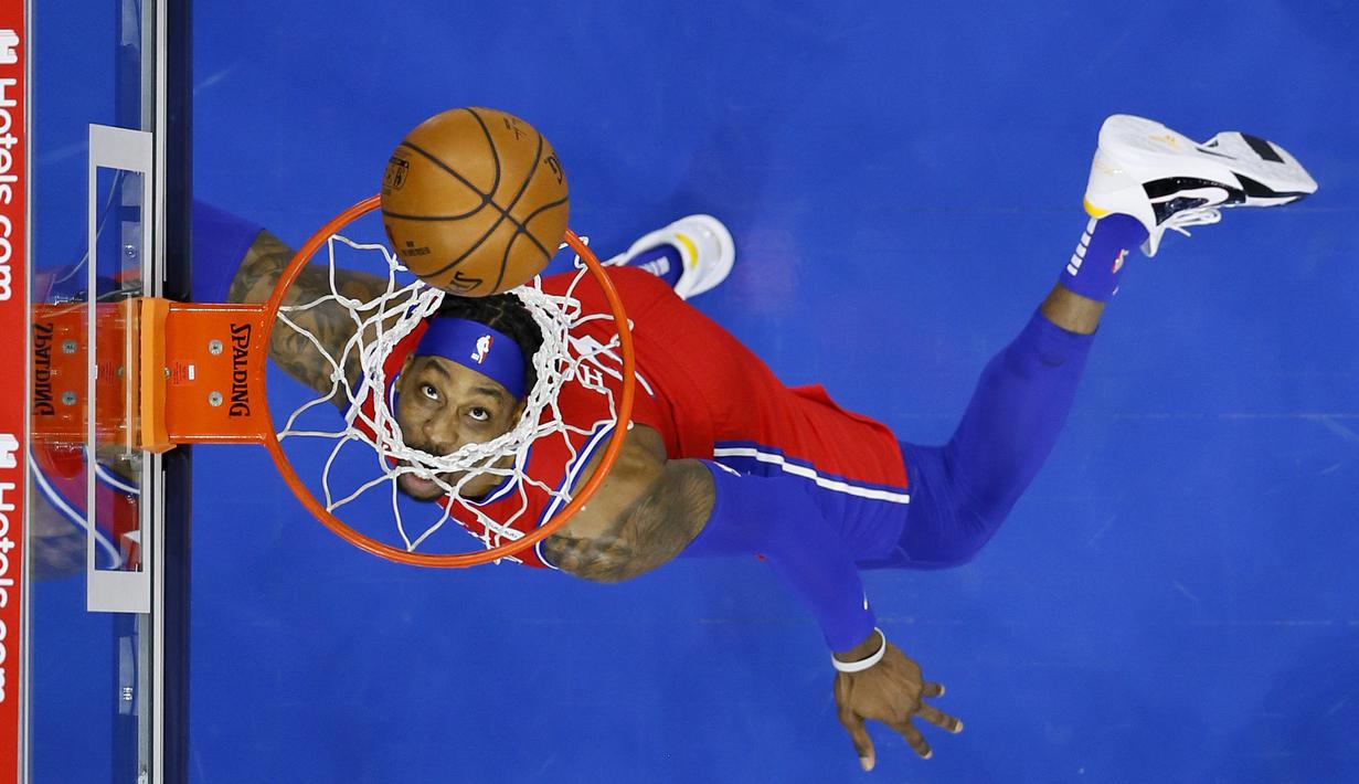 Pebasket Philadelphia 76ers, Dwight Howard melihat bola yang masuk kedalam ring pada laga lanjutan NBA melawan LA Lakers di Wells Fargo Center Arena, Philadelphia, AS, Kamis (28/1/2021). (Foto: AP Photo/Matt Slocum)