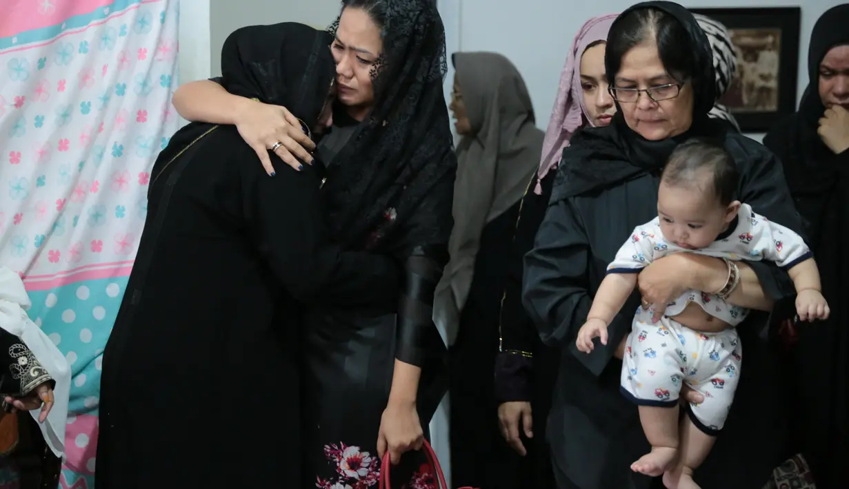 Beberapa kali, tangis perempuan 42 tahun itu kembali pecah. Terlihat kerabat mencoba menenangkan ibu dari Muhammad Zarno. (Adrian Putra/Bintang.com)