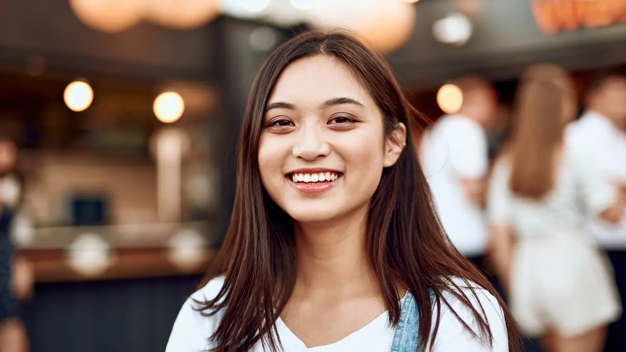 perempuan tertawa