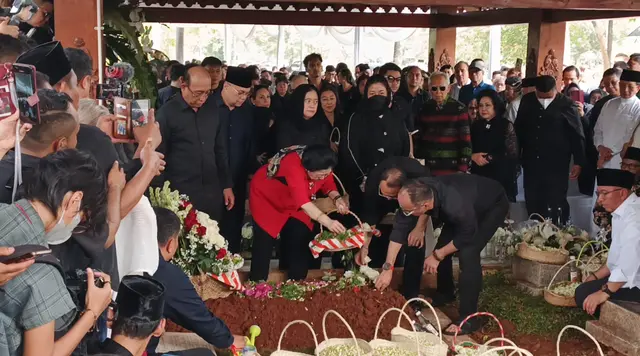 Megawati Tabur Bunga di Makam Guruh, Antar Adik ke Peristirahatan Terakhir