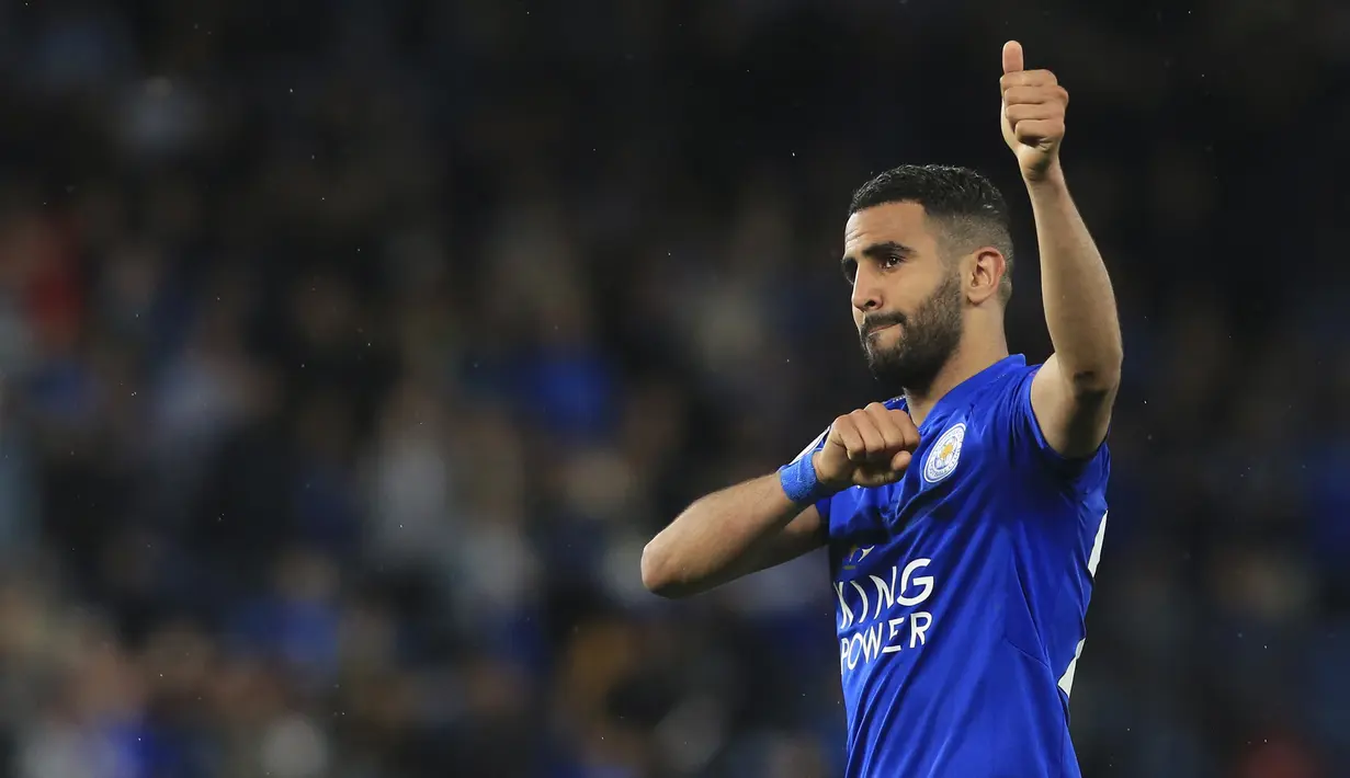 2. Riyad Mahrez - Manchester City akhirnya resmi mendatangkan gelandang sayap Leicester ini dengan harga 60 juta poundsterling. Transfer bintang Algeria ini memecahkan rekor transfer mantan klubnya, Leicester. (AFP/Lindsey Parnaby)