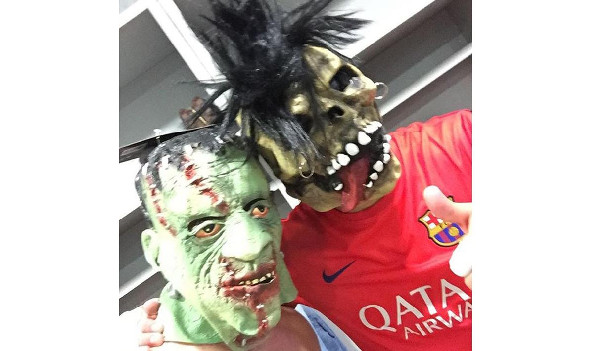 Para pemain Barcelona menggunakan kostum unik yang merupakan bagian dari pesta Halloween bertema Barcaween pada Sabtu (31/10/2015). (FCBARCELONA.COM)