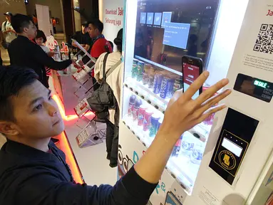 Pelajar sedang betransaksi menggunakan JakOne Mobile Bank DKI di gerai kopi pada festival seni Alpus Incredibles 6 di Jakarta (28/10). JakOne Mobile menjadi solusi transaksional mobile wallet (JakOne Pay) dan mobile banking. (Liputan6.com/Pool/Rudi)
