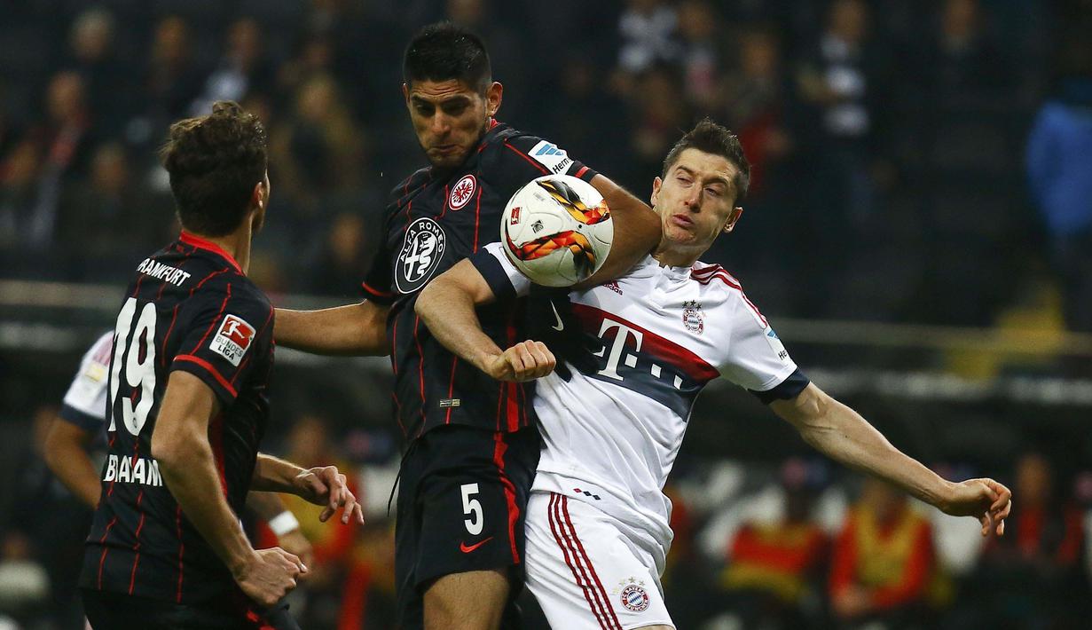 Pemain Eintracht Frankfurt Carlos Zambrano (kiri) berebut bola dengan pemain Bayern Munchen Robert Lewandowski dalam lanjutan Bundesliga di Commerzbank-Arena, Sabtu (31/10/2015) dini hari WIB. Munchen ditahan imbang 0-0. (REUTERS/Kai Pfaffenbach) 