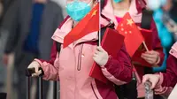 Sejumlah staf medis dari Provinsi Hunan berjalan untuk menaiki kereta di Stasiun Kereta Api Wuhan di Provinsi Hubei, China tengah (17/3/2020). Beberapa tim bantuan medis mulai meninggalkan Hubei ketika epidemi COVID-19 yang terkena dampak paling parah itu terus menurun. (Xinhua/Xiao Yijiu)