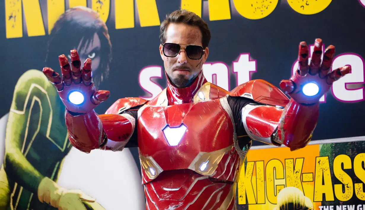 Seorang cosplayer berpakaian seperti Ironman beraksi selama Comic Convention Comic Con 2018 di Grande Halle de la Villette di Paris (26/10). (AFP Photo)