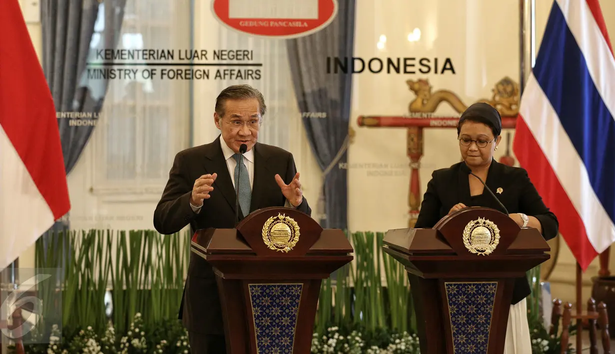 Menlu Retno Marsudi dan Menlu Thailand Don Pramudwinai memberikan keterangan pers di Gedung Pancasila, Kemenlu, Jakarta, Kamis (11/2). Kedua menteri melakukan pertemuan bilateral untuk meningkatkan kerjasama kedua negara. (Liputan6.com/Faizal Fanani)