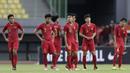 Pemain Timnas Indonesia U-19 tampak kecewa usai kalah melawan Timnas Iran U-19 pada laga uji coba di Stadion Patriot Chandrabhaga, Bekasi, Sabtu (7/9). Indonesia kalah 2-4 atas Iran. (Bola.com/Yoppy Renato)