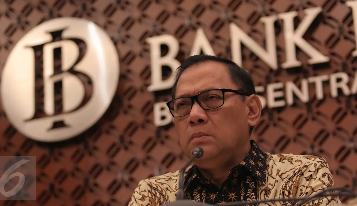 Gubernur BI Agus D.W. Martowardojo menggelar konferensi pers Triwulan III Bank Indonesia (BI) di Gedung BI, Jakarta, Selasa (17/11/2015). BI memutuskan untuk tidak mengubah suku bunga acuan (BI Rate). (Liputan6.com/Angga Yunia)