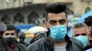 Seorang pria mengenakan masker di sebuah jalan di Baghdad, Irak, (25/2/2020). Irak mengumumkan empat kasus baru COVID-19 di Provinsi Kirkuk, wilayah utara, pada Selasa (25/2), sehingga total pasien terinfeksi di negara itu bertambah menjadi lima orang. (Xinhua/Khalil Dawood)