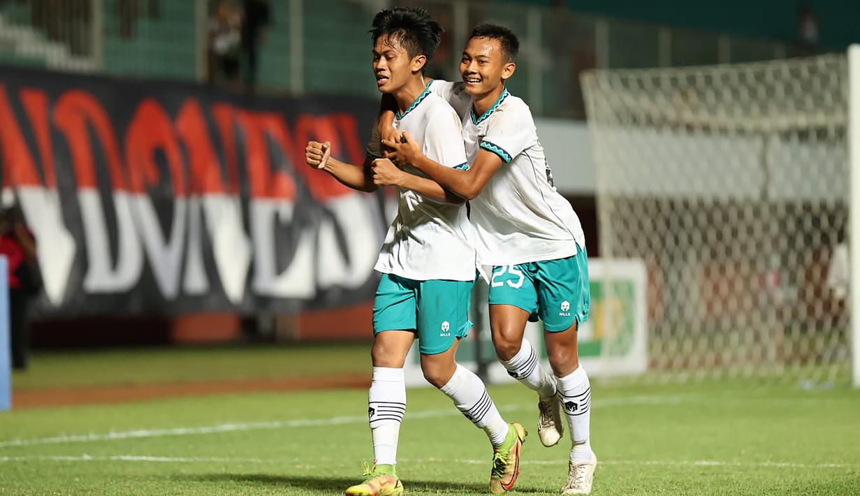 Bintang lainnya adalah Muhammad Kafiatur Rizky (kiri) yang mampu mengoyak gawang Singapura dua kali di babak pertama. (PSSI)