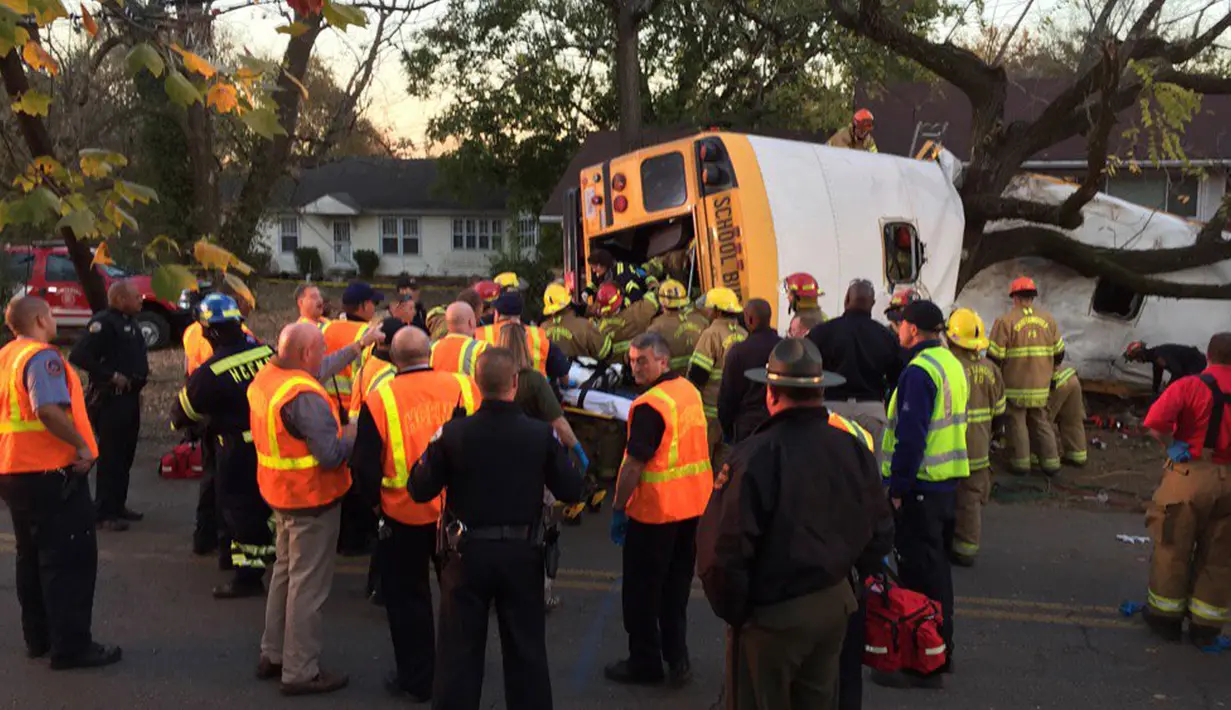 Tim penyelamat mengevakuasi korban kecelakaan sebuah bus sekolah di Chattanooga, Tennessee, Senin (21/11). Kecelakaan itu mengakibatkan lima anak tewas di tempat, sementara satu lainnya di rumah sakit. (Courtesy of Angela Lewis/Chattanooga)