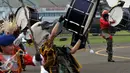 Aksi marching band prajurit TNI AU memeriahkan upacara HUT ke70  TNI AU di Lanud Halim Perdanakusuma, Jakarta, Kamis (9/4). Dalam Hut TNI AU ke 70 prajurit unjuk kebolehan melakukan atraksi udara, seperti Terjun Payung. (Liputan6.com/Johan Tallo)